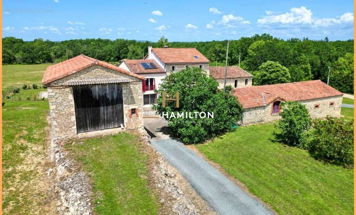 Ancien corps de ferme rénové avec piscine, deux granges aménageables et dépendances - photo 9