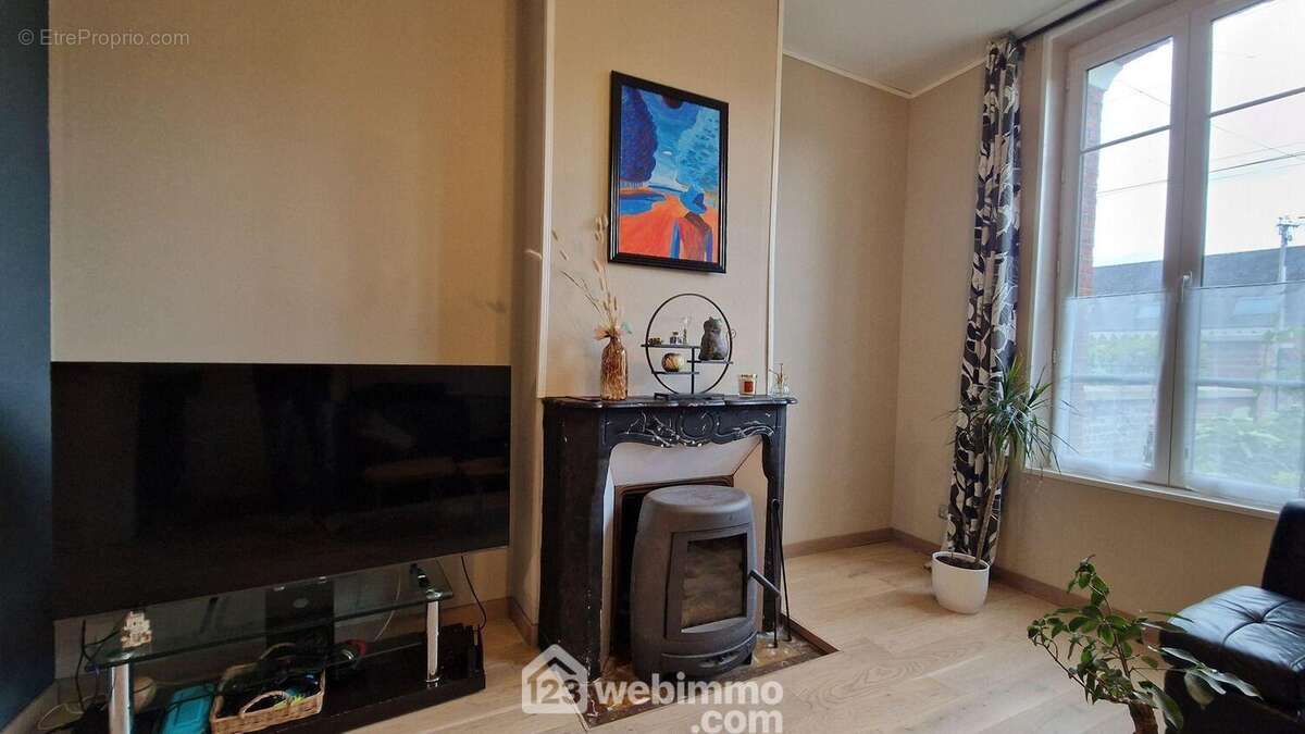 Vous profiterez d'un poêle à bois pour vos soirées d'hiver - Maison à LAON