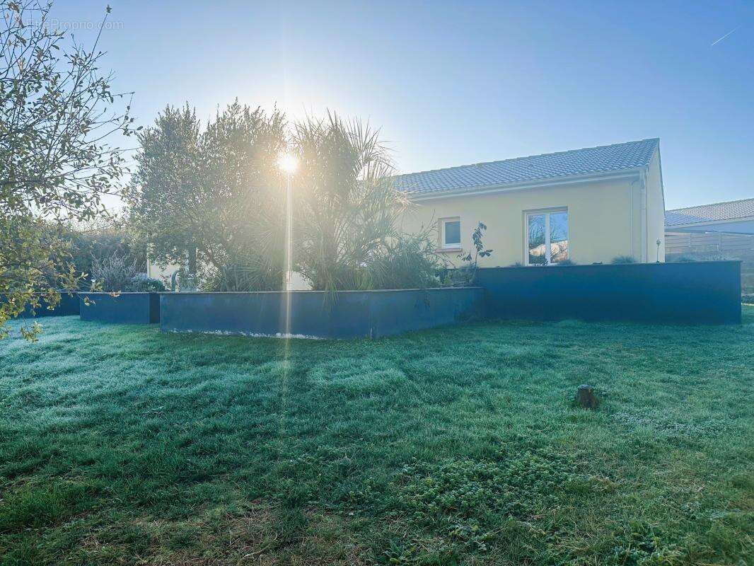 Maison à SAINT-MACAIRE-EN-MAUGES