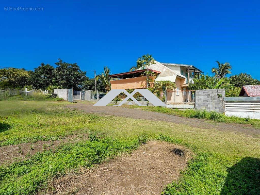 Terrain à LE TAMPON