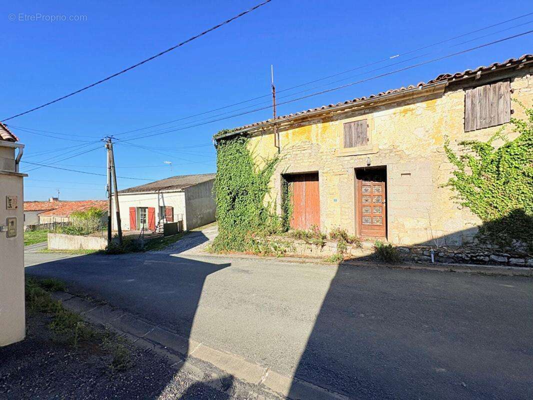 Maison à SAINT-GEORGES-DE-LONGUEPIERRE