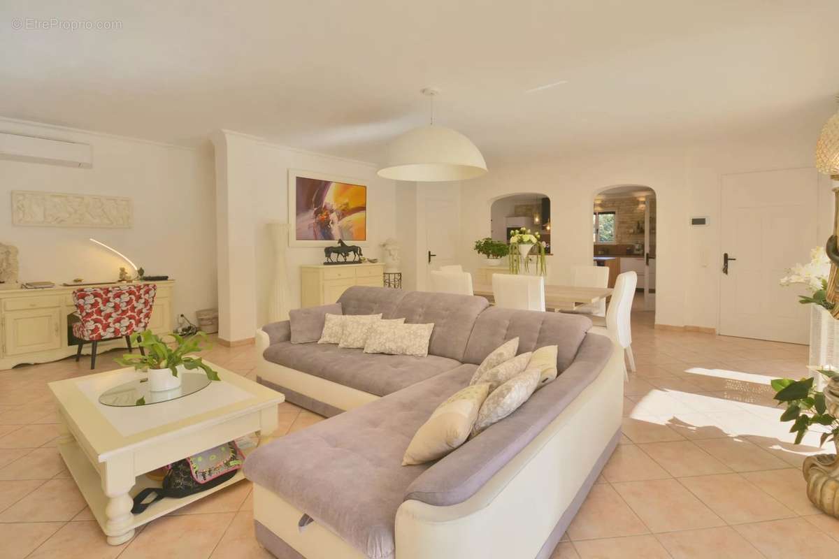 Maison à ROQUEFORT-LES-PINS