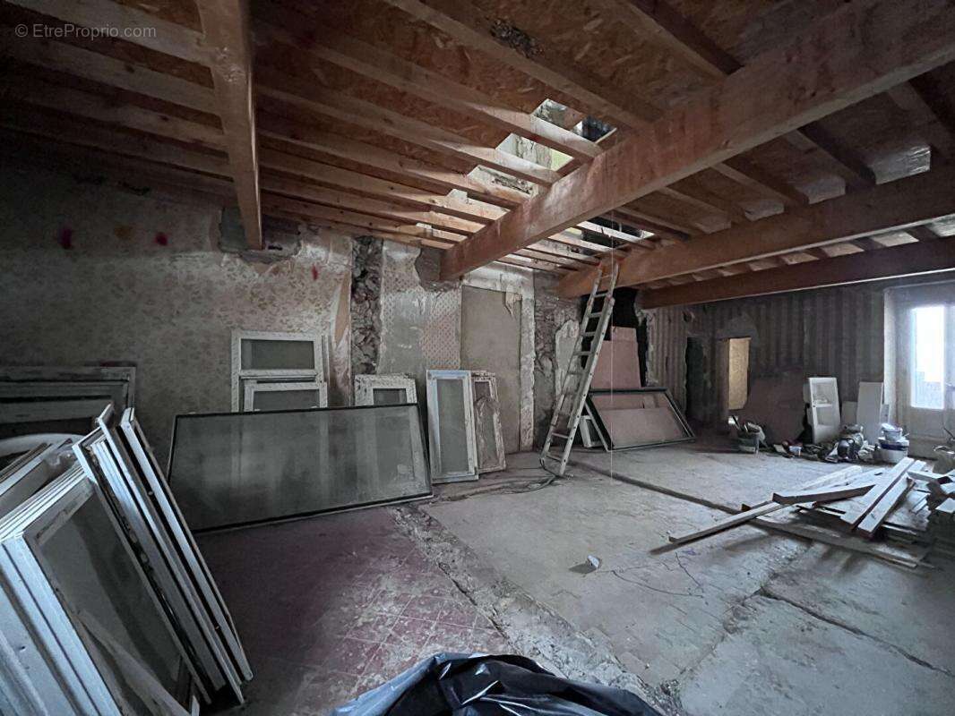 Immeuble de rapport de 200 m² environs à rénover pouvant être aménagé en deux appartements et un local - photo 6