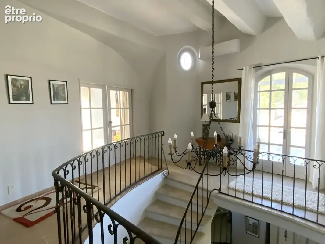 Très belle villa dans un village avec commerces sur un terrain de 3500 m2. - photo 5