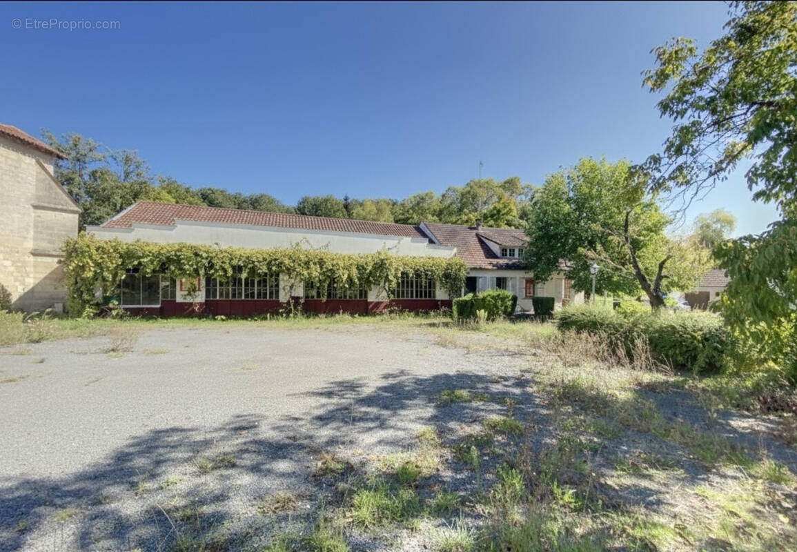 Maison à MANZAC-SUR-VERN