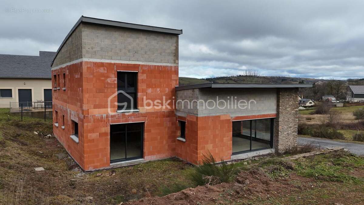 Maison à SALLES-CURAN