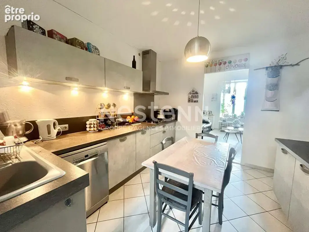 Maison de ville de 209 m² avec cinq chambres cour atelier et toiture rénovée au coeur dun village du Minervois - photo 4