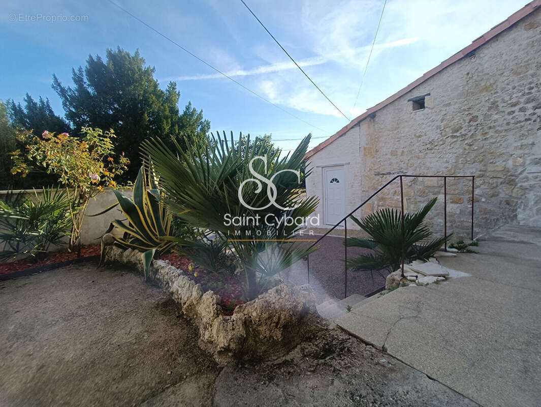 Maison à ROULLET-SAINT-ESTEPHE