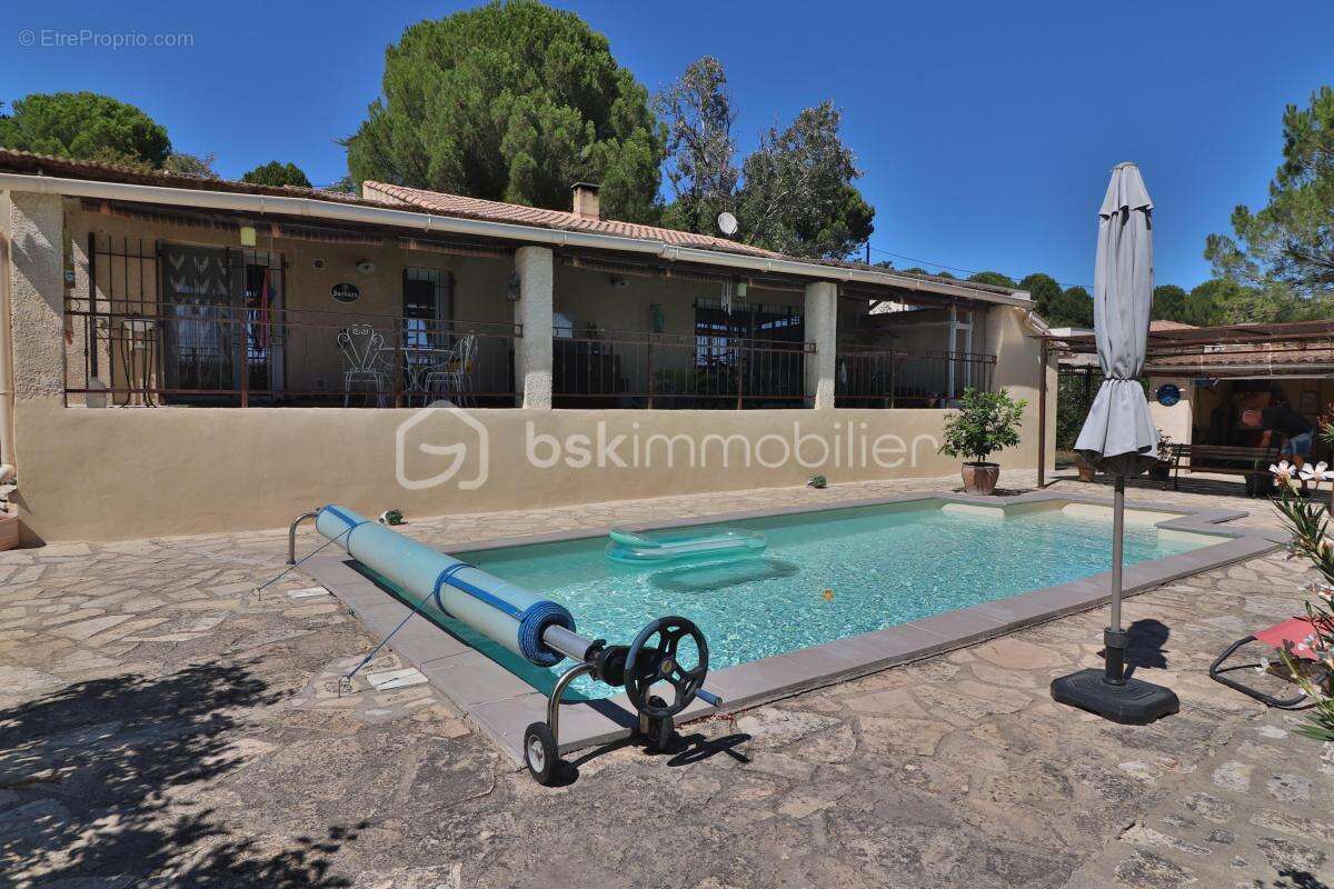 Maison plain-pied de 106m² sur 780m² de terrain avec 3 chambres, garage et piscine - photo 2