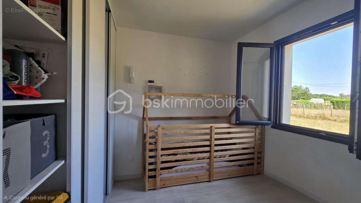 Maison spacieuse de 2019, lumineuse, quatre chambres, bureau, garage, grand terrain agricole - photo 10