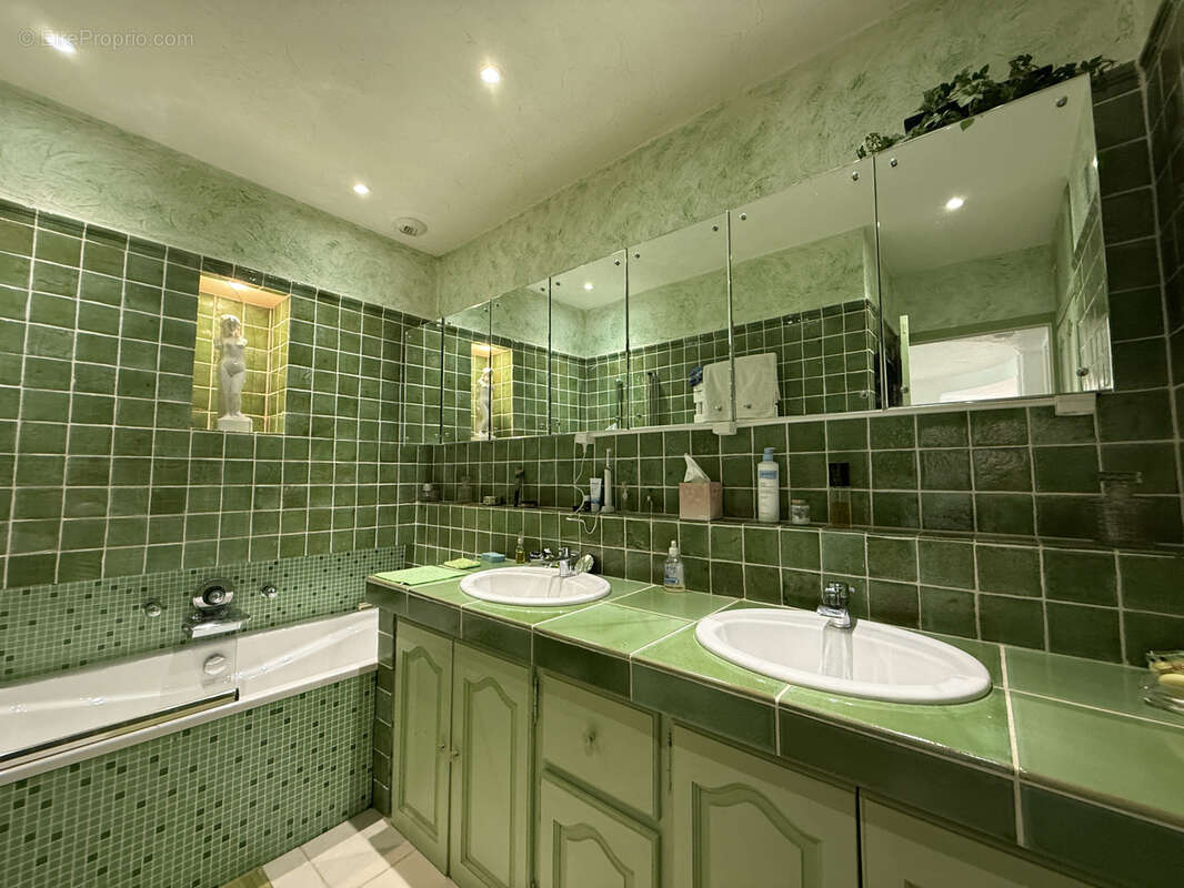 Appartement à ROQUEBRUNE-SUR-ARGENS