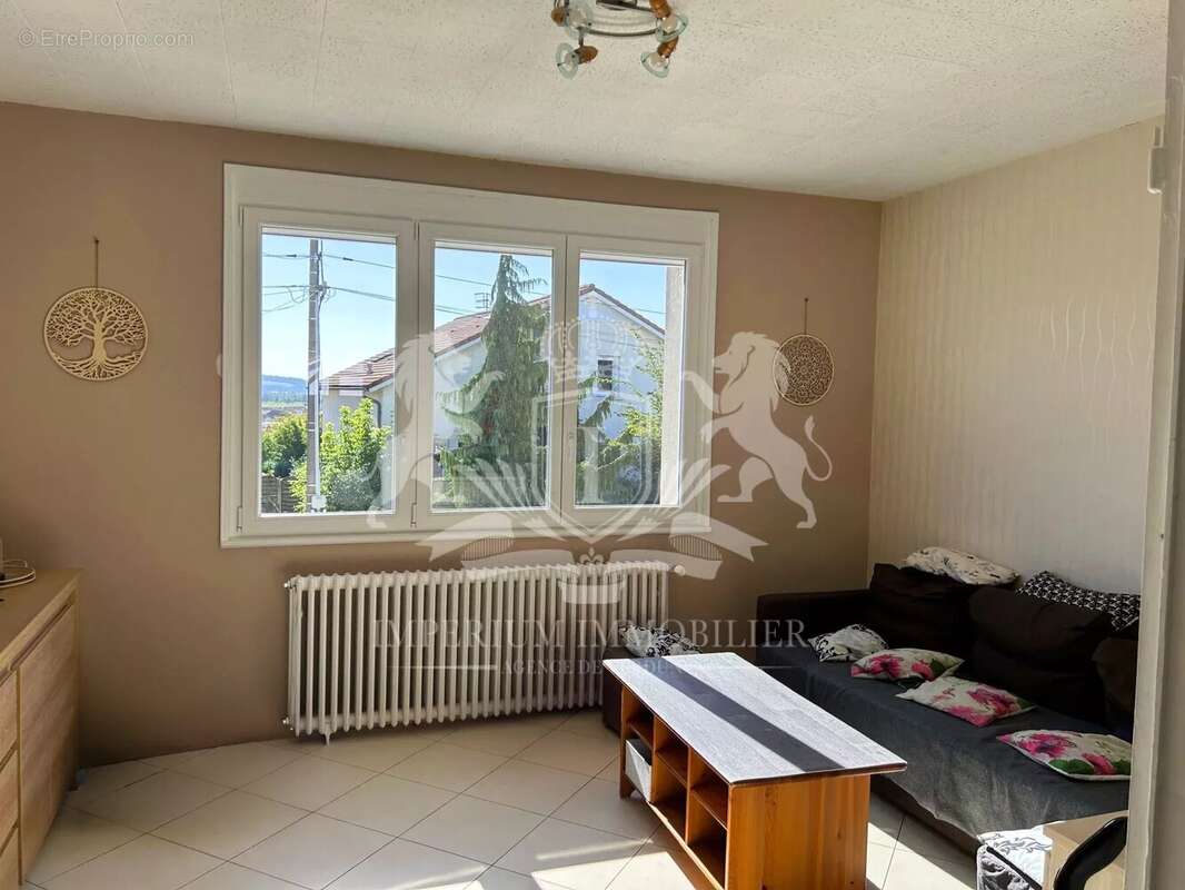 Maison à DUGNY-SUR-MEUSE