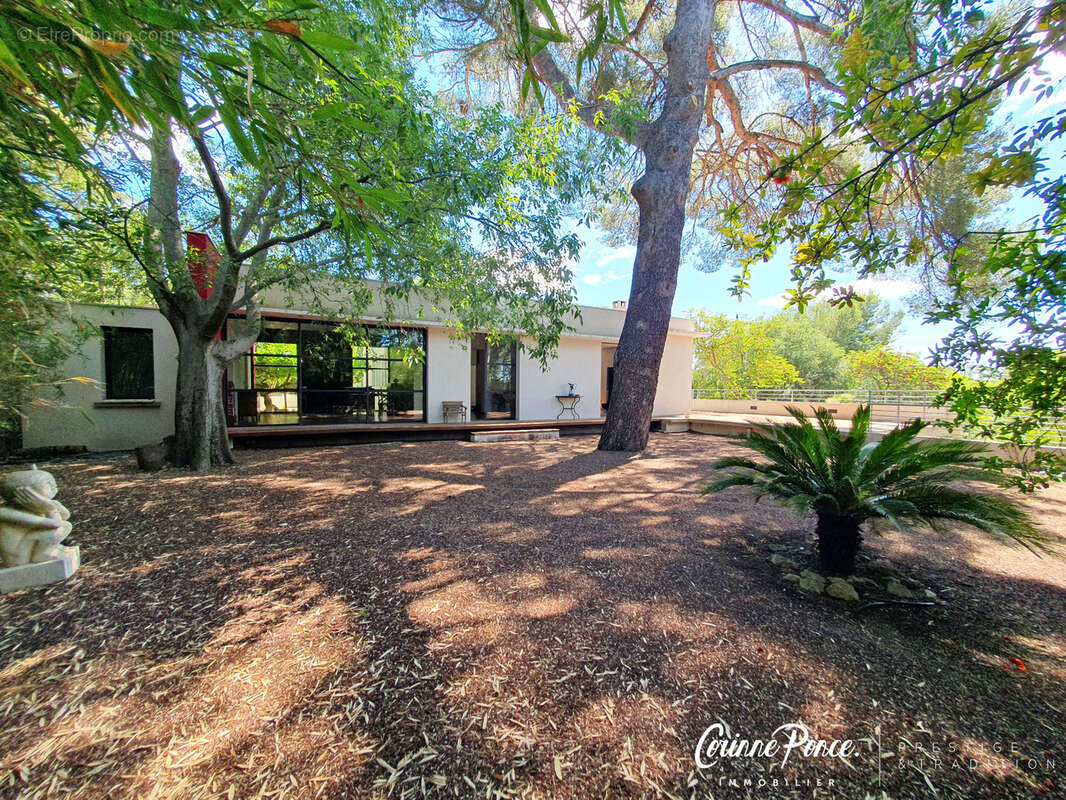 Superbe Villa contemporaine avec piscine proposée par Corinne Ponce Immobilier - photo 2