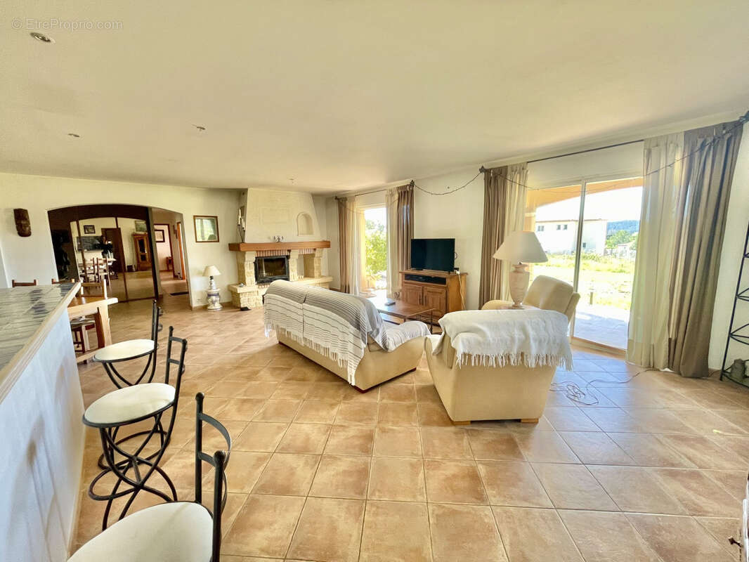 Maison à BAGNOLS-EN-FORET