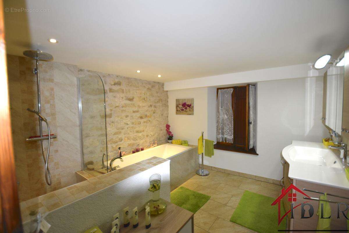 Maison de village rénovée avec joli terrain - photo 7