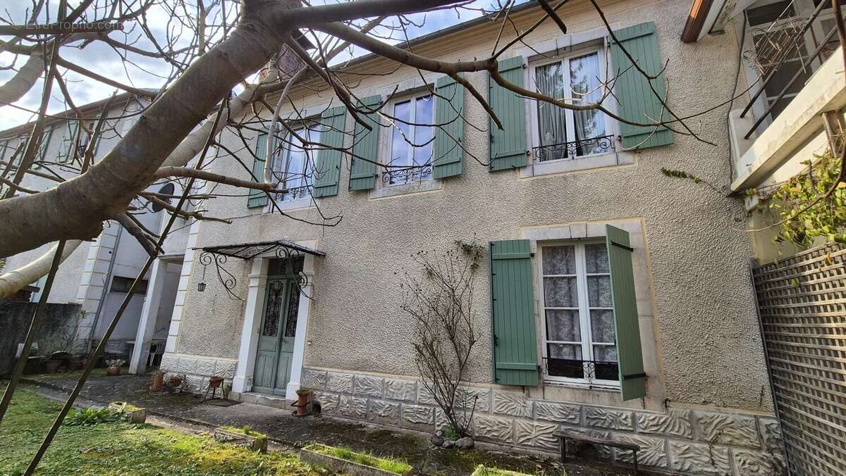 Appartement à NAY
