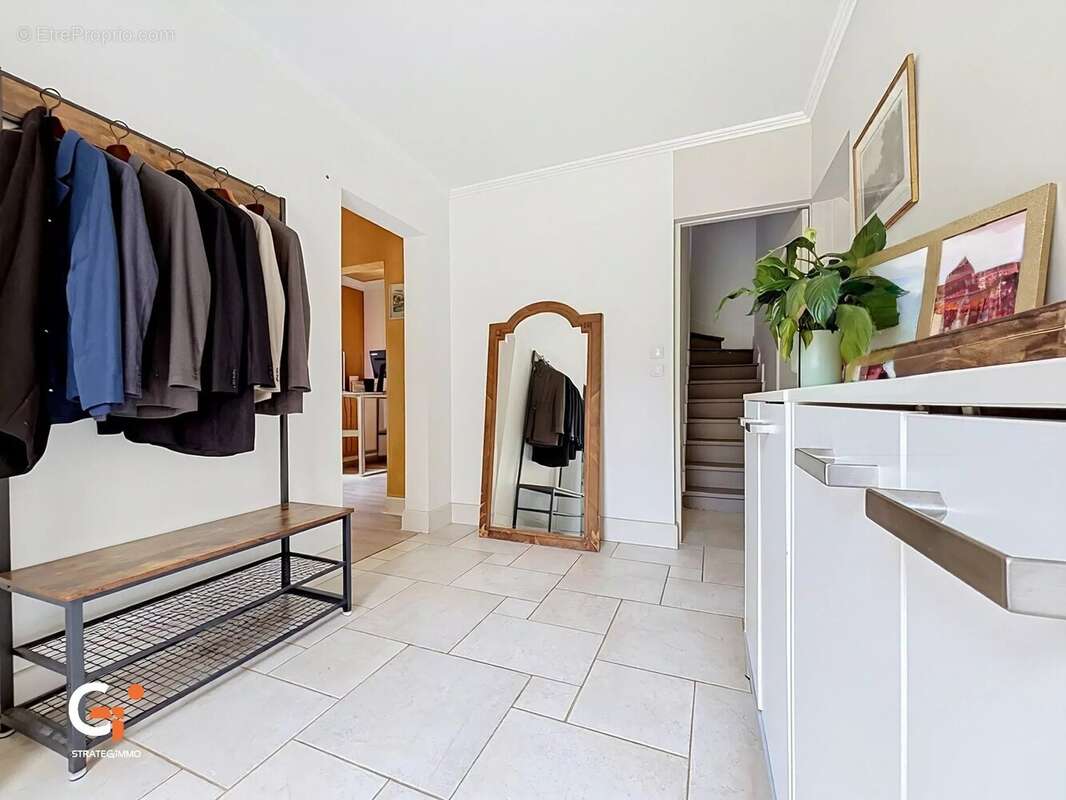 Maison familiale de 245m² à Oissel-sur -Seine - photo 5