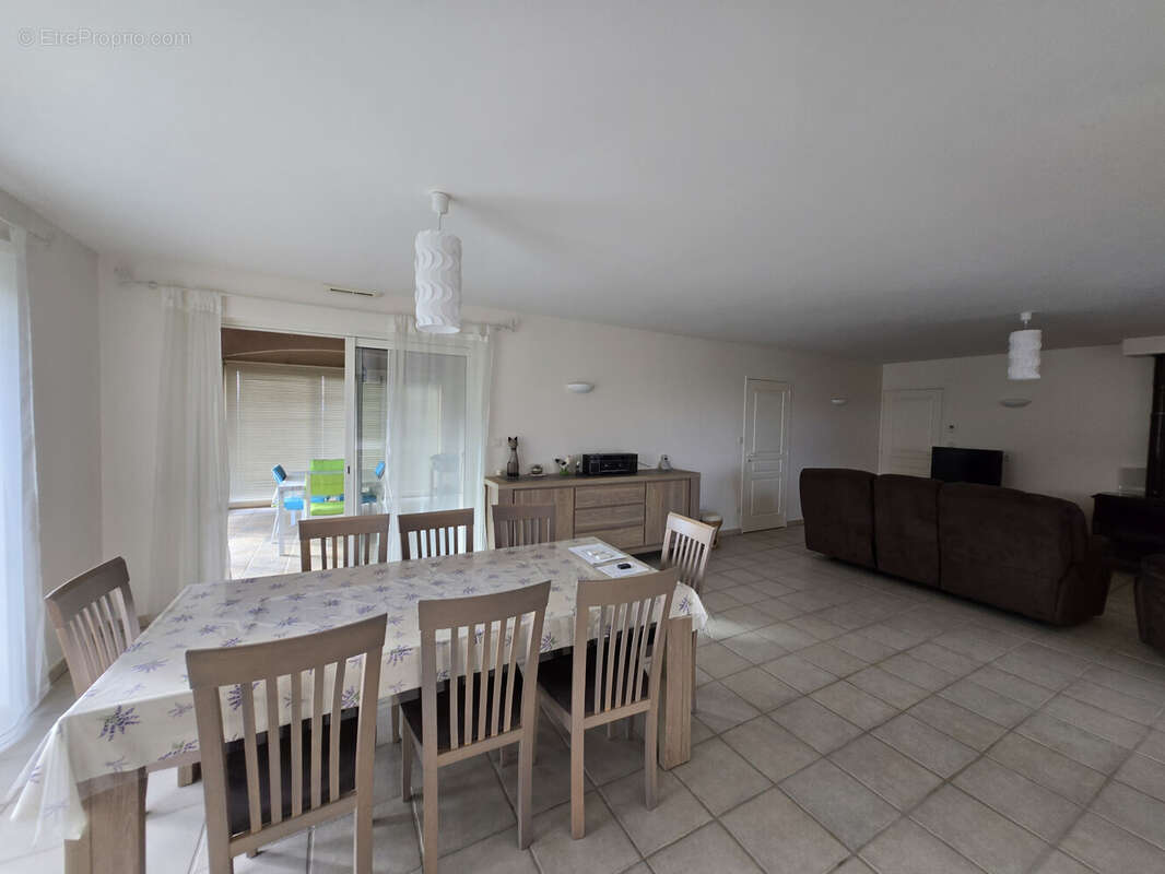 Maison 129 m² à Saint-Bonnet-Des-Bruyeres  - photo 9