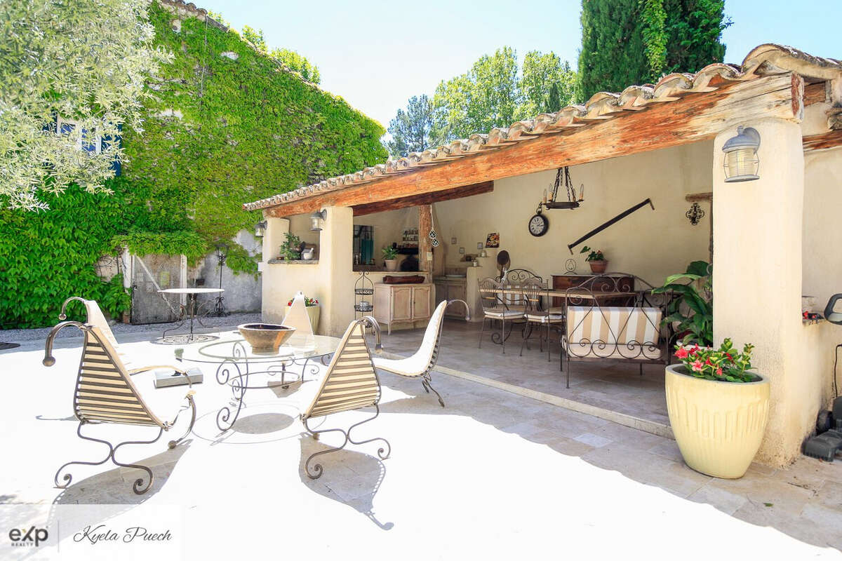 Kyela Puech présente une bastide renovée au Puy Sainte Réparade, à 15mins de Aix-en-Provence, 5 mins de Chateau Lacoste, avec dépendance de 50m2, piscine, pool house et annexes- en campagne - Maison à LE PUY-SAINTE-REPARADE
