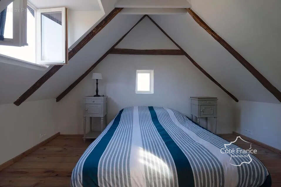 Maison à SAINT-MARTIN-LA-MEANNE