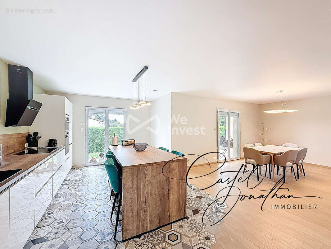 Maison 172 m² à Lapeyrouse-Mornay  - photo 2