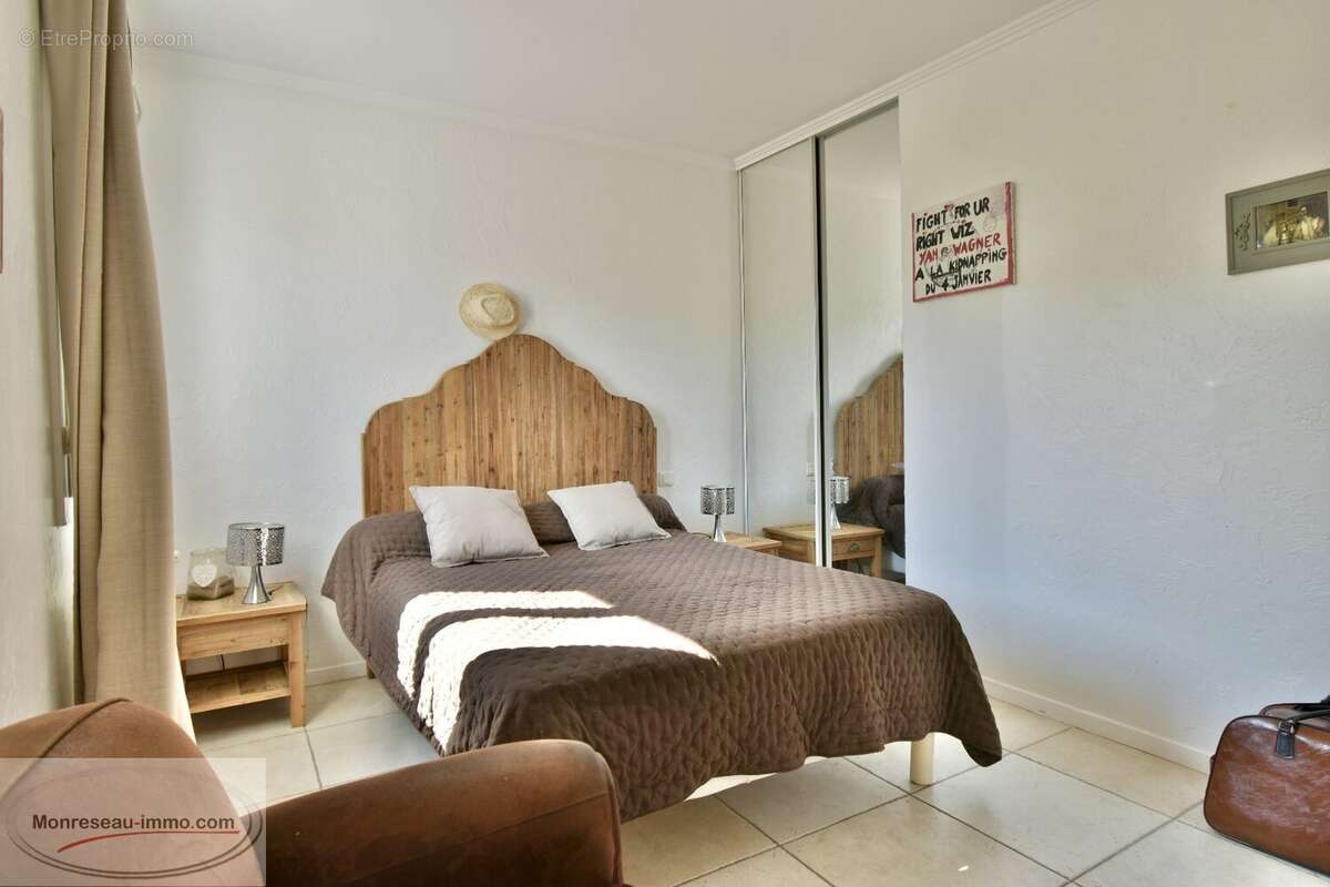 Maison à LA ROQUETTE-SUR-SIAGNE