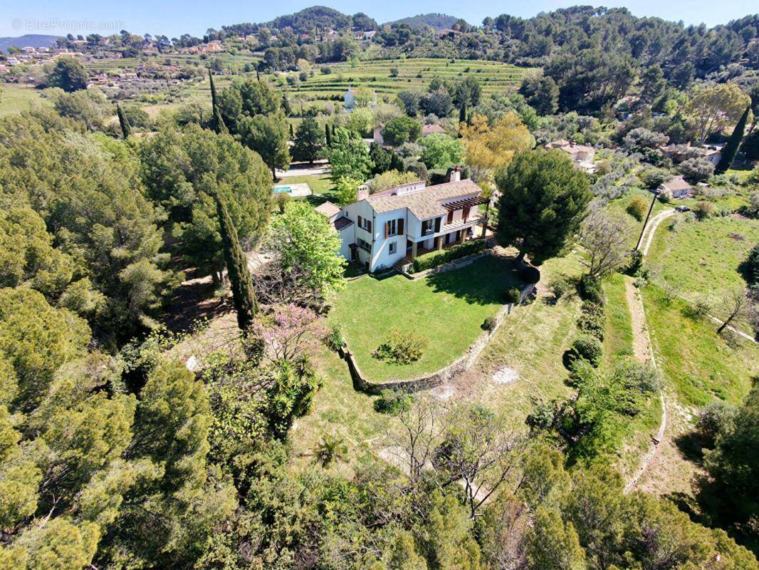 Le Castellet  Propriété de caractère au potentiel exceptionnel, au coeur d'un écrin de nature - 860 000 euros - photo 1