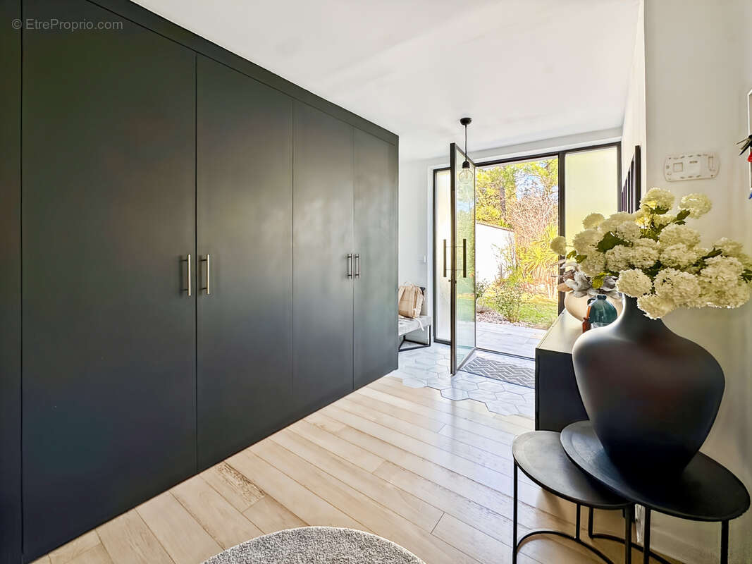 Éguilles   Belle propriété familiale avec dépendances, piscine et double garage. - photo 3