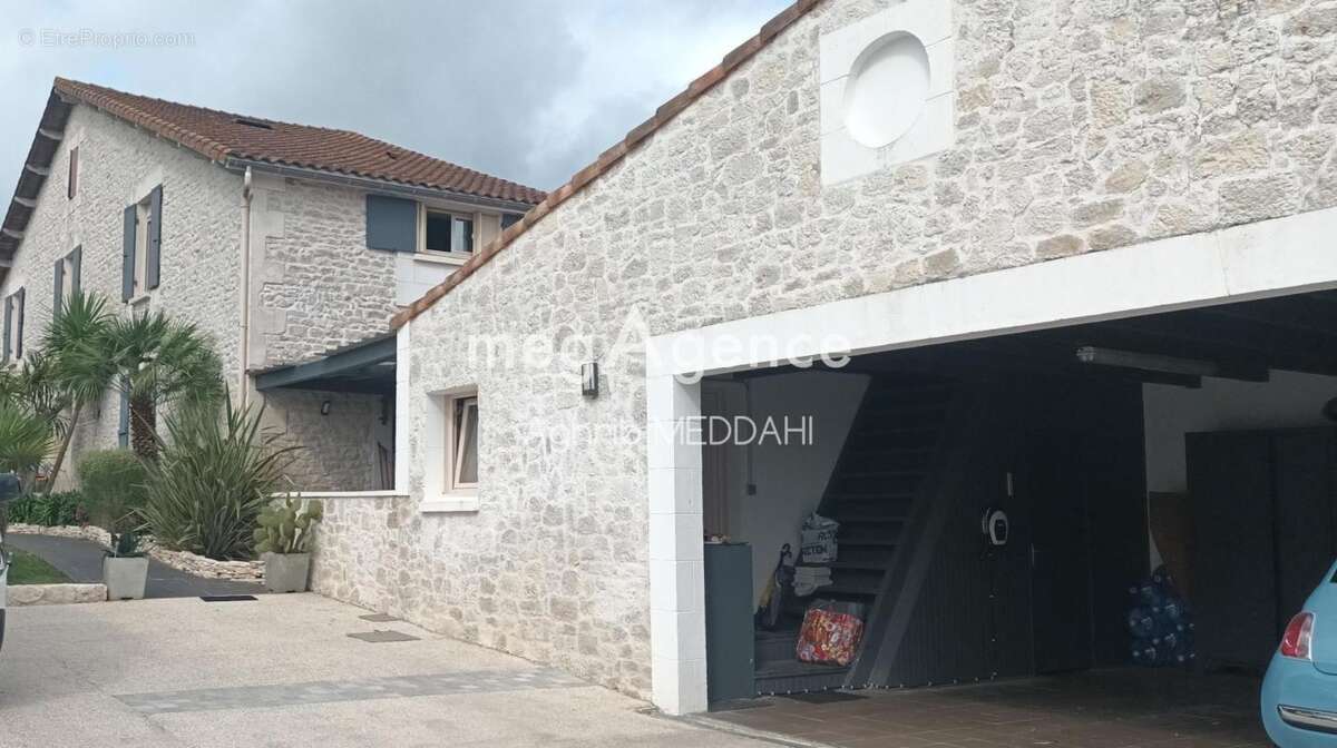 "À 10 minutes des plages de Royan, découvrez une authentique demeure de caractère offrant 6 chambres, piscine, studio indépendan - photo 3