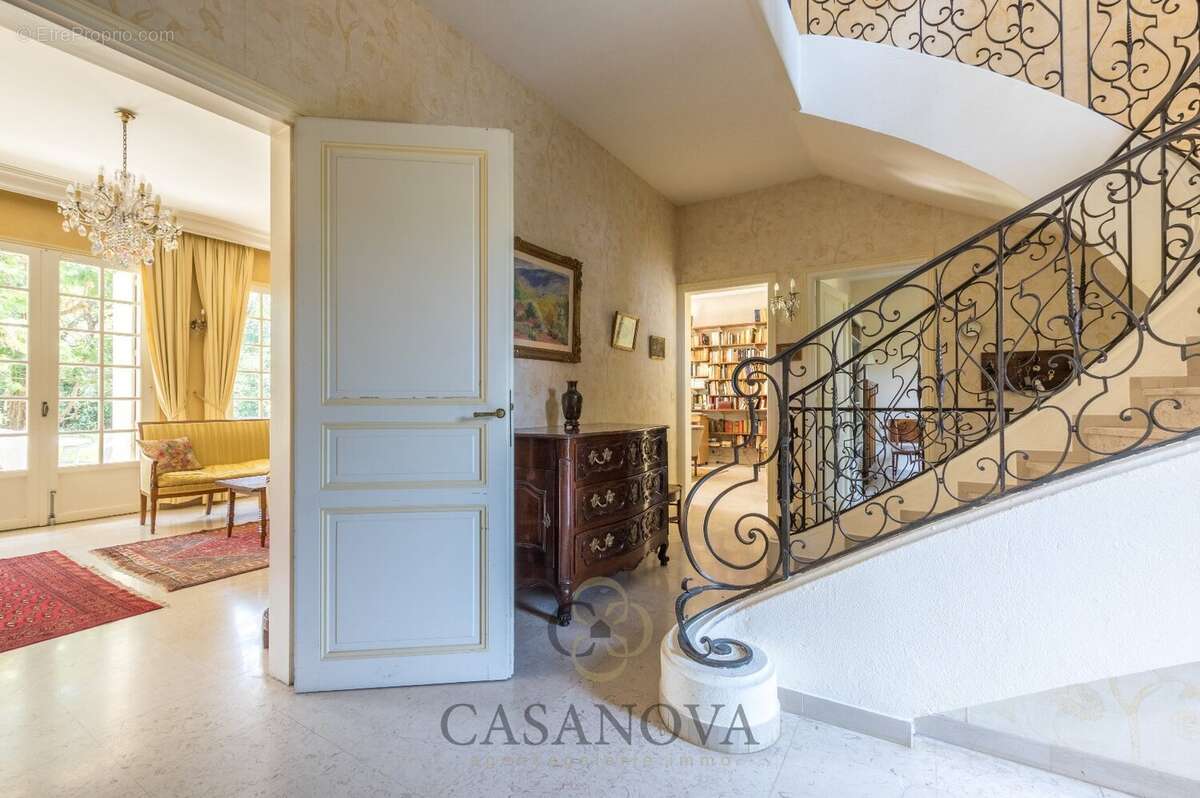 Maison familiale de plus de 270 m² avec parc arboré de 3 000 m² aux Arceaux à Montpellier - photo 10