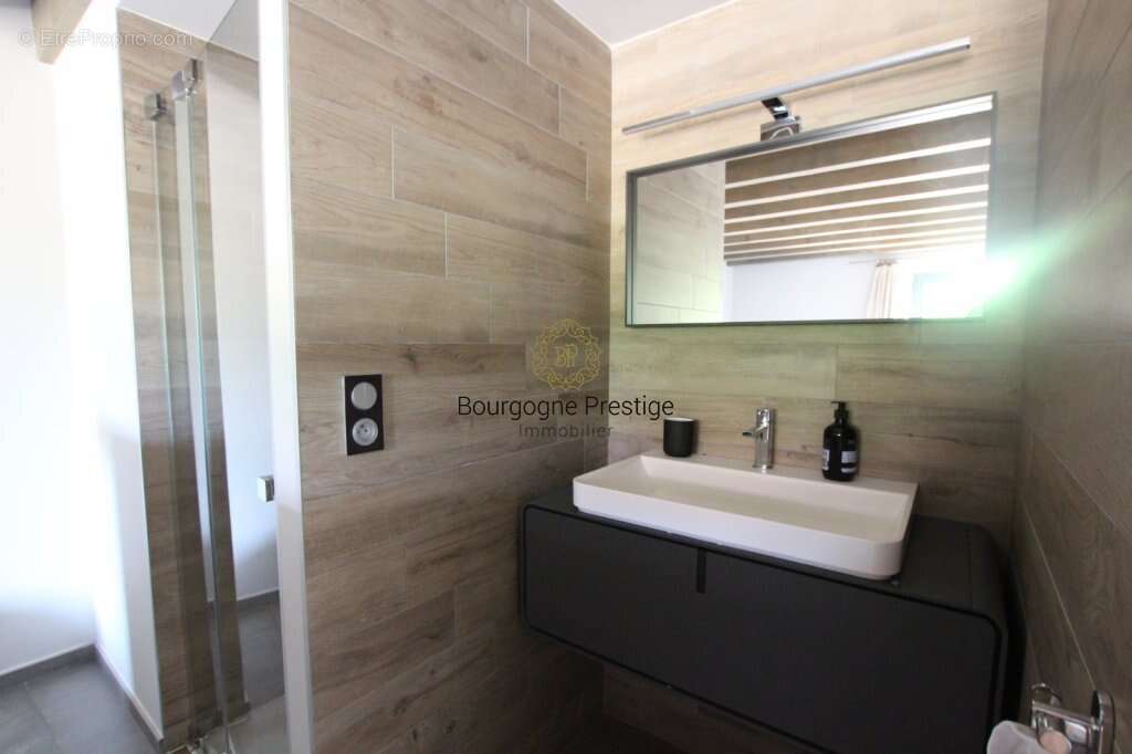 Elegante longere de caractere de 338 m² entierement renovee avec piscine et parc de 3108 m² - photo 21