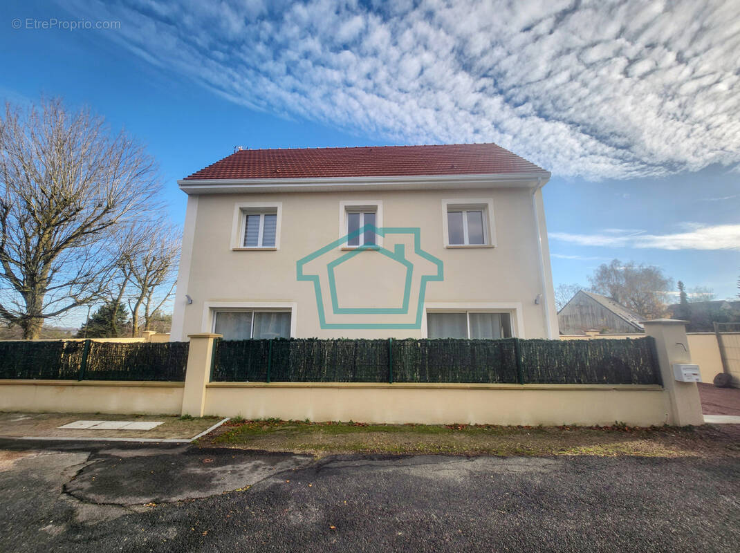Maison à LA QUEUE-LES-YVELINES