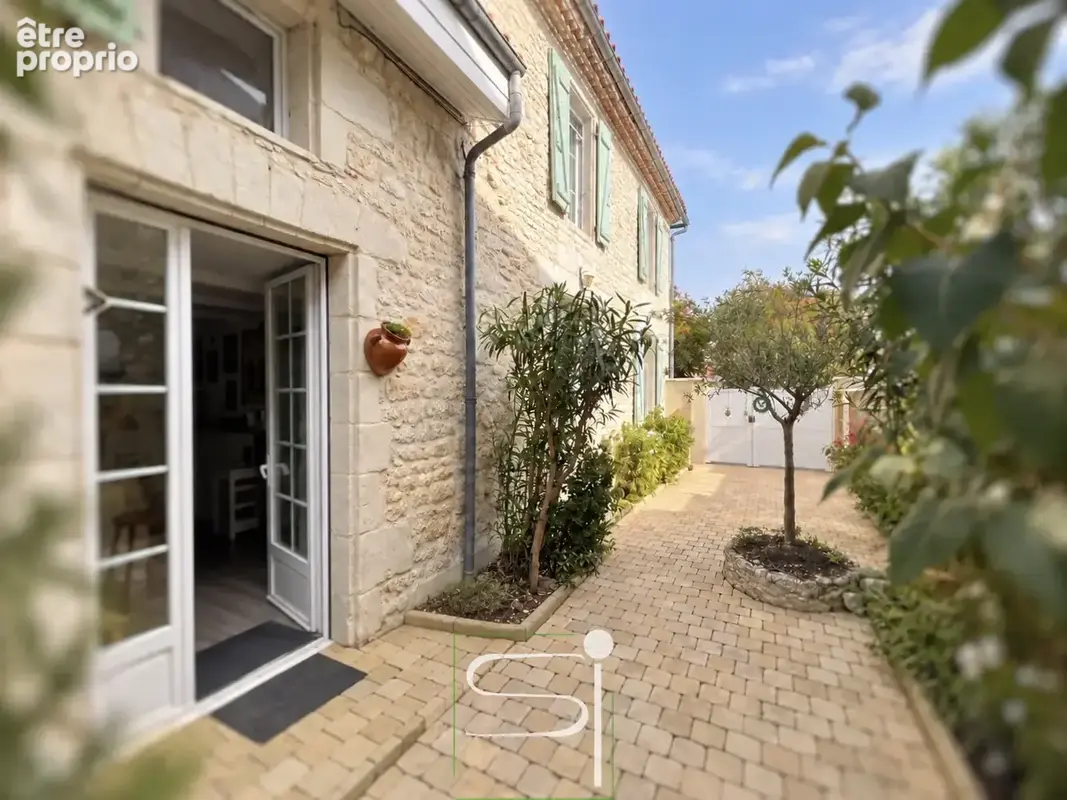 Le Gua - Maison en pierre avec patio et dépendances - photo 16