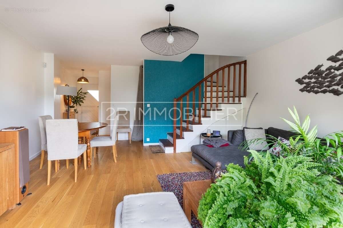 Maison à SAINT-THIBAULT-DES-VIGNES