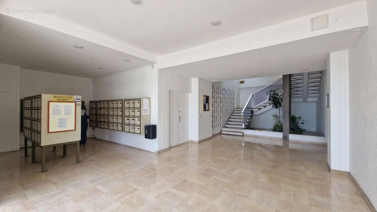 Appartement à SAINT-LAURENT-DU-VAR