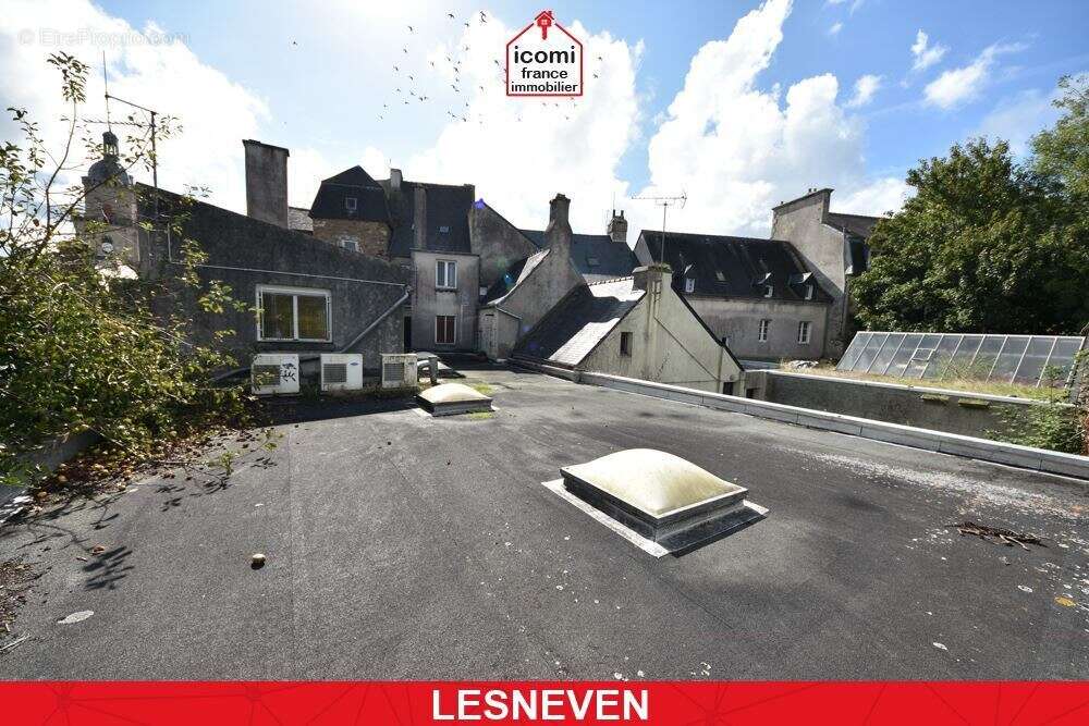 Finistere - lesneven (29260) - a vendre - locaux commerciaux avec vitrine - reserve - bureau - atelier - jardin - beau potentiel - photo 3