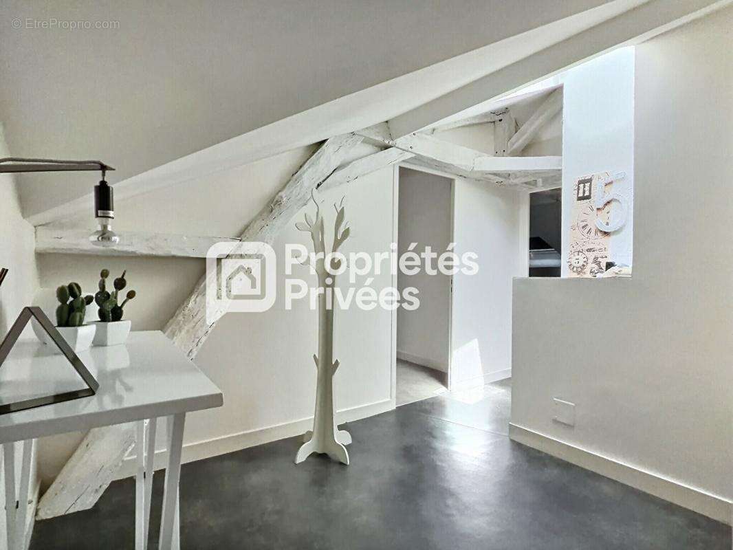 Superbe immeuble rénové d'env. 430m²  avec 7 appartements T2 meublés + 2 locaux commerciaux et caves en plein centre historique  - photo 13