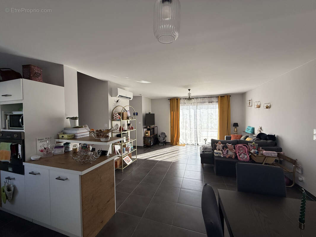 Maison à SAINT-CHAPTES