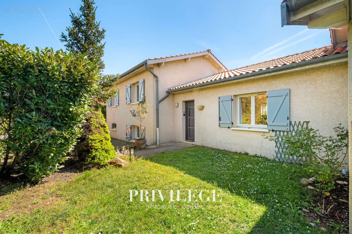 Maison à SAINT-GENIS-LES-OLLIERES