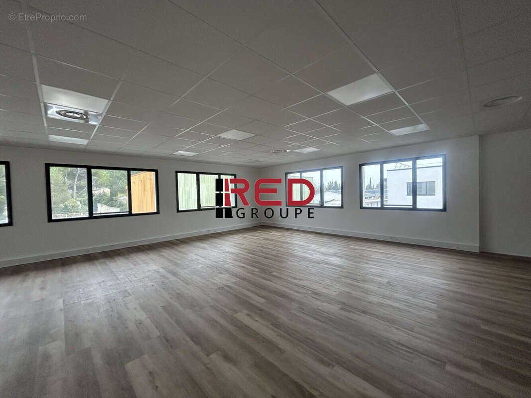 Commerce à EGUILLES