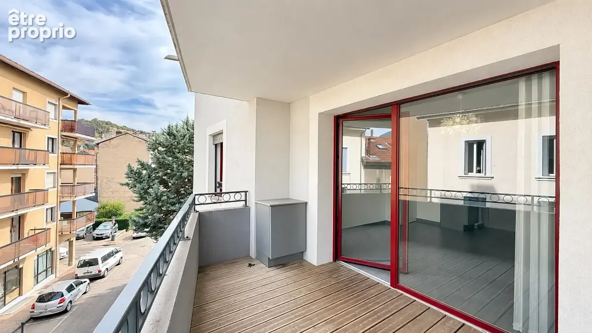 VOIRON, T2 terrasse + parking - photo 9