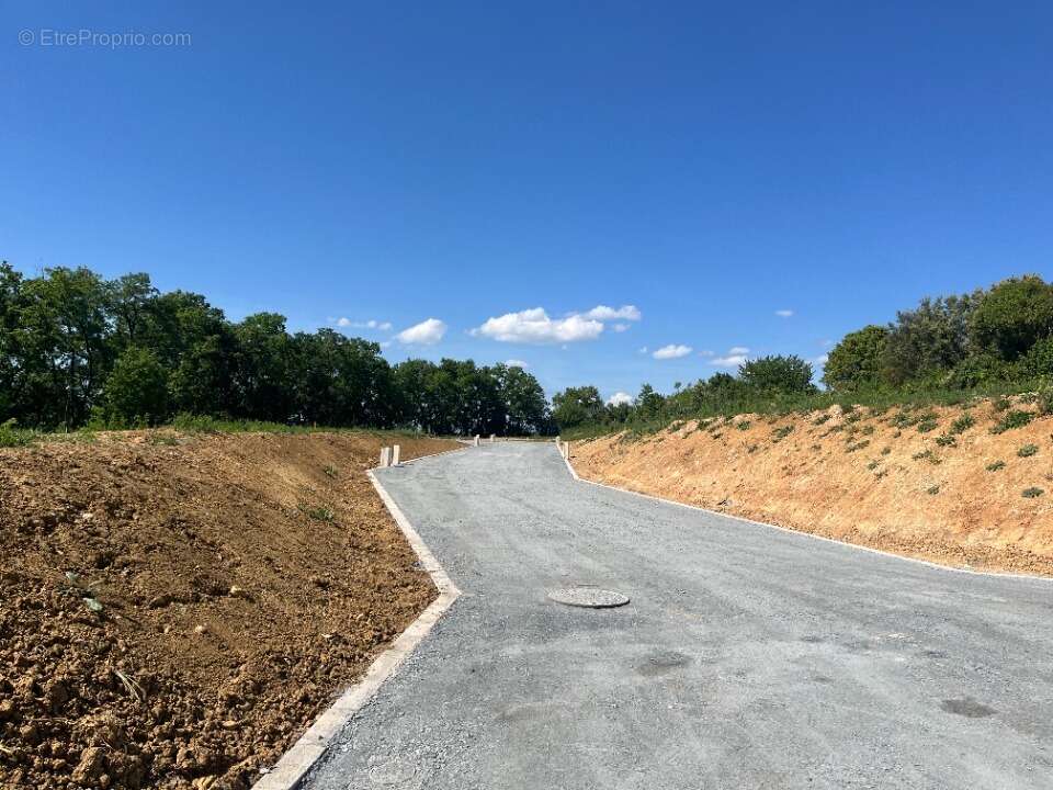 Terrain 635 m² à Rouffiac  - photo 2