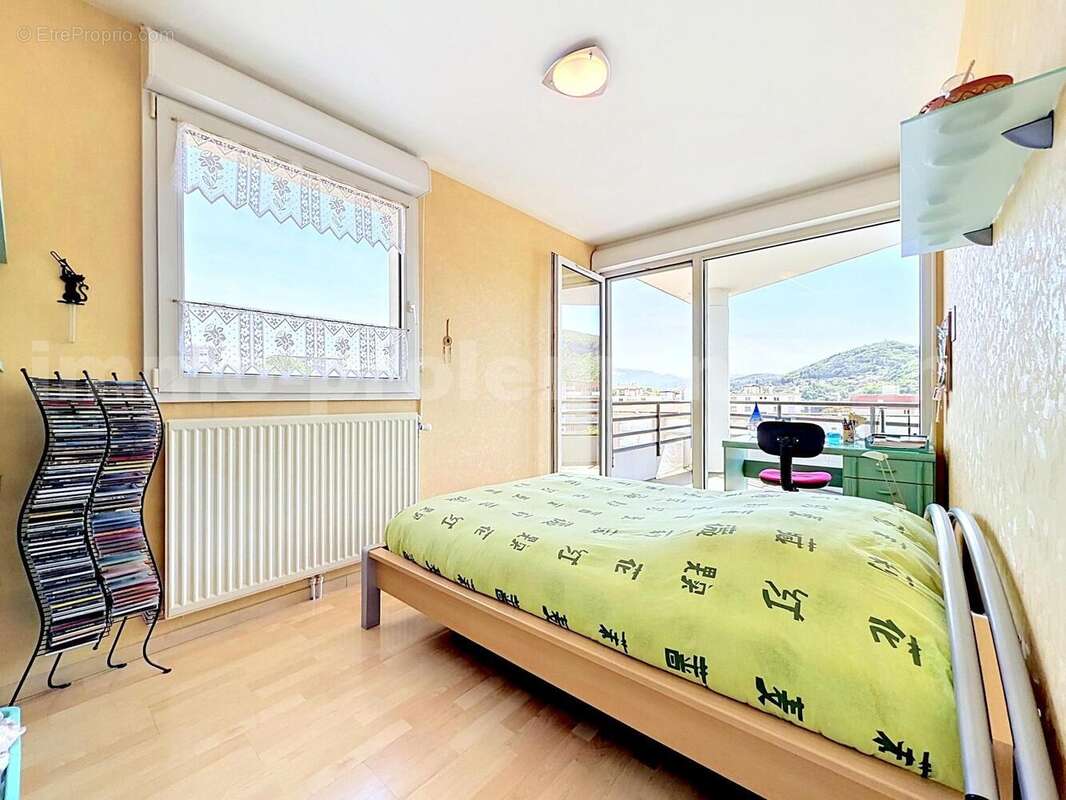 Appartement_T4_Annemasse_transformé_en_T3_Proche_Genève_Ceva_tram_Suisse_investissement_hyper_centre_Séjour_balcon_vue_cuisine_chambre_1_chambre_2_chambre_3_ - Appartement à ANNEMASSE