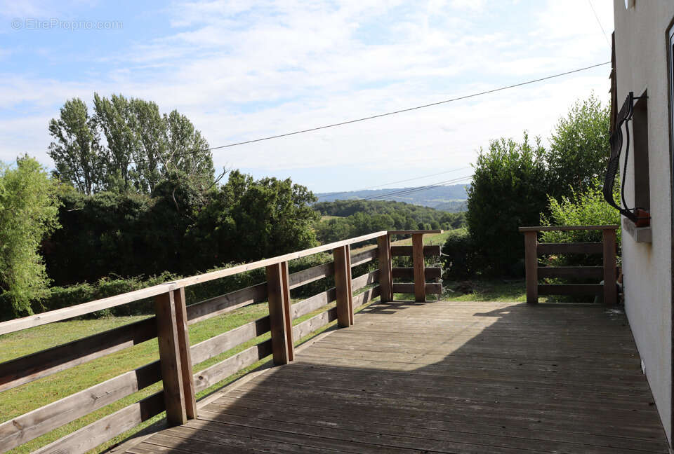 Maison avec jardin arboré et vue dégagée à Oleac-Dessus. EN VIDEO - photo 2