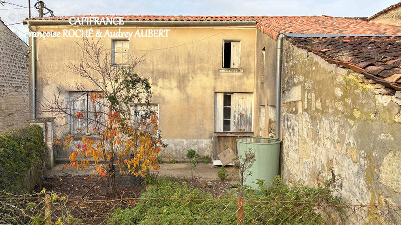 Maison à PORT-D&#039;ENVAUX