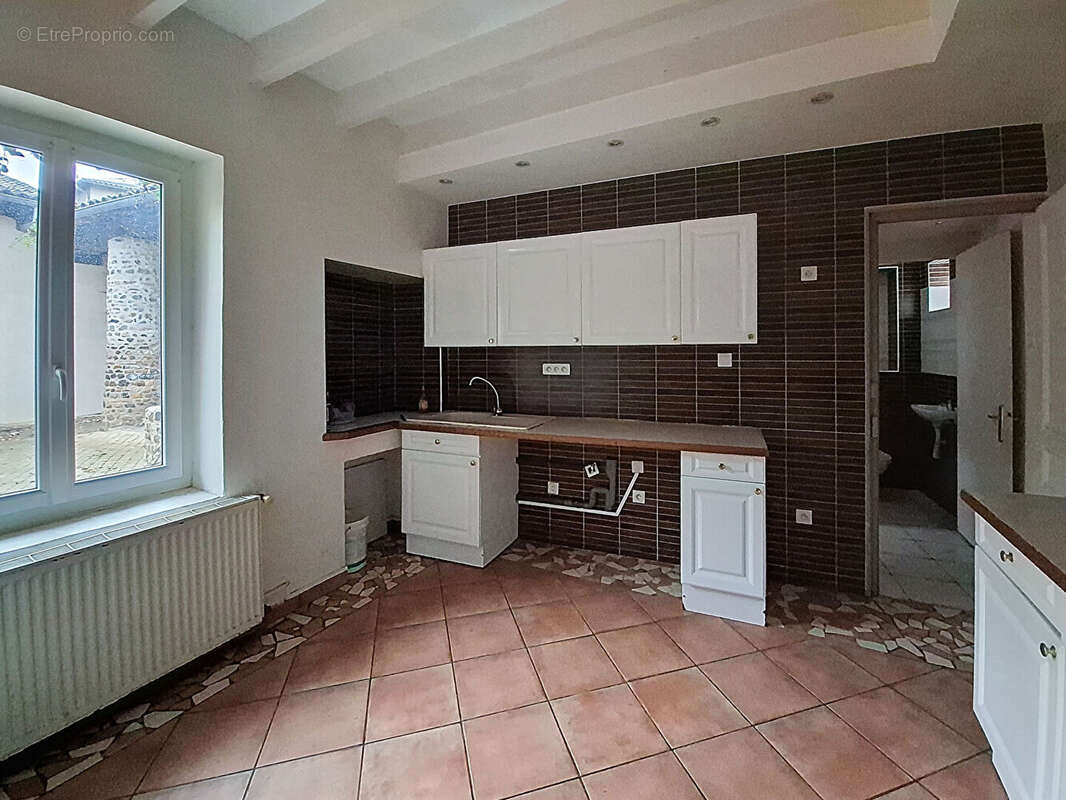 Maison à LA CHAPELLE-DE-GUINCHAY