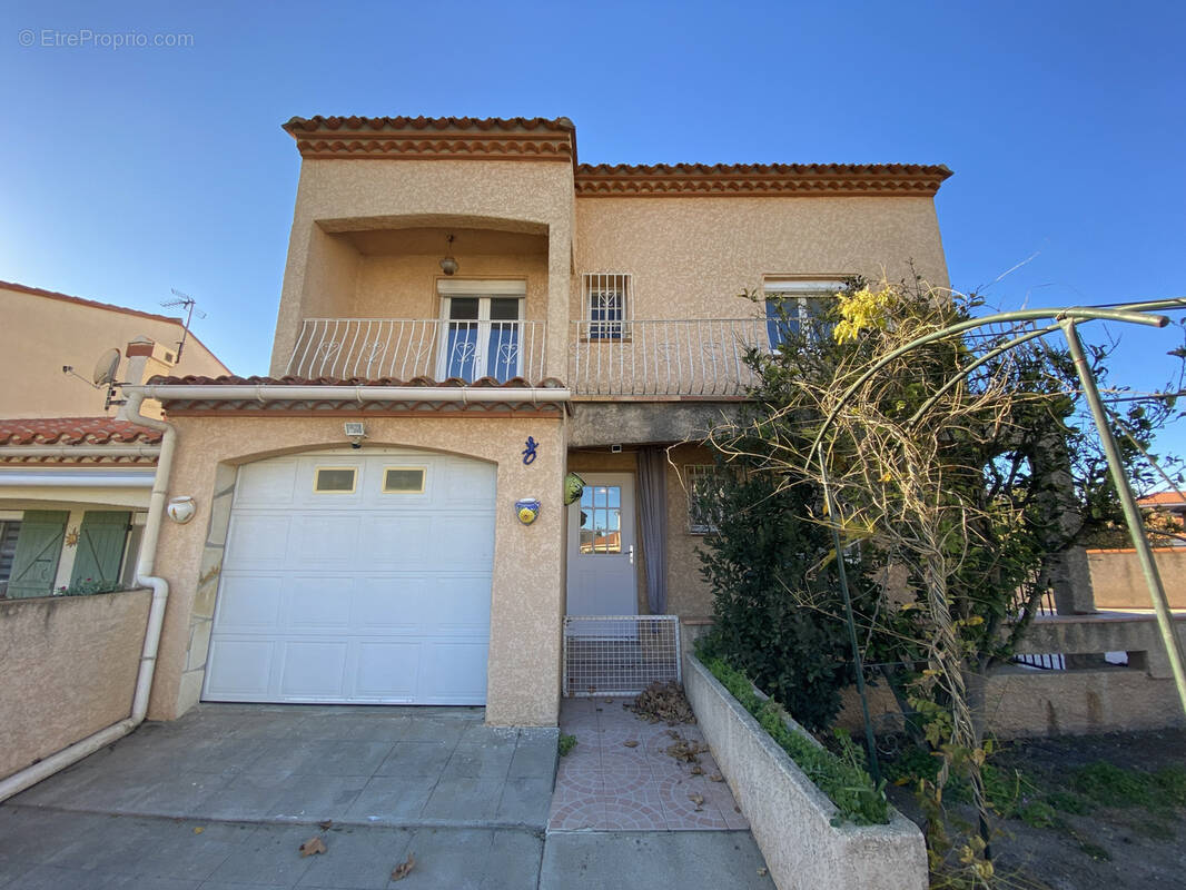 Maison à SAINT-LAURENT-DE-LA-SALANQUE