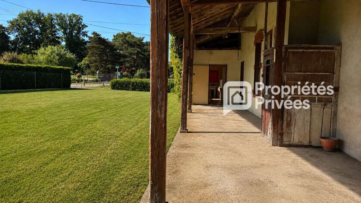 Sur 2700 m2 de terrain, belle ferme à rénover - photo 3