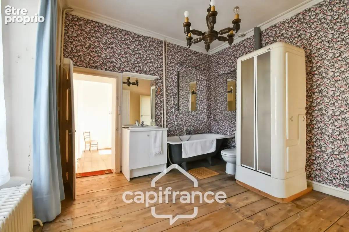 En CHARENTE MARITIME, A SAINT JEAN D'ANGELY (17), Maison de caractère à vendre 12 pièces  avec jardin, proche commerces - photo 24