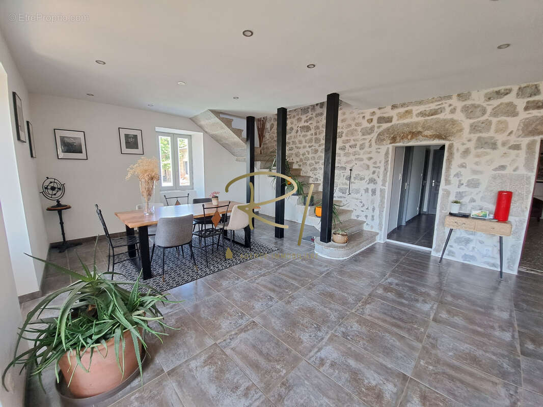 Maison à BERRIAS-ET-CASTELJAU